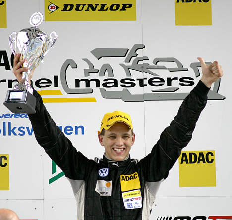 To pokaler som 18 års fødselsdagsgave bragte det store smil frem hos den nordjyske racing-stortalent.